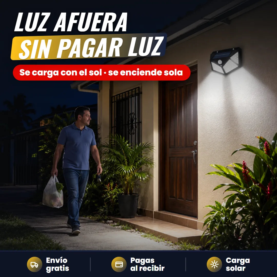 Casa de noche con la lámpara solar encendida junto a la puerta mientras llega un hombre