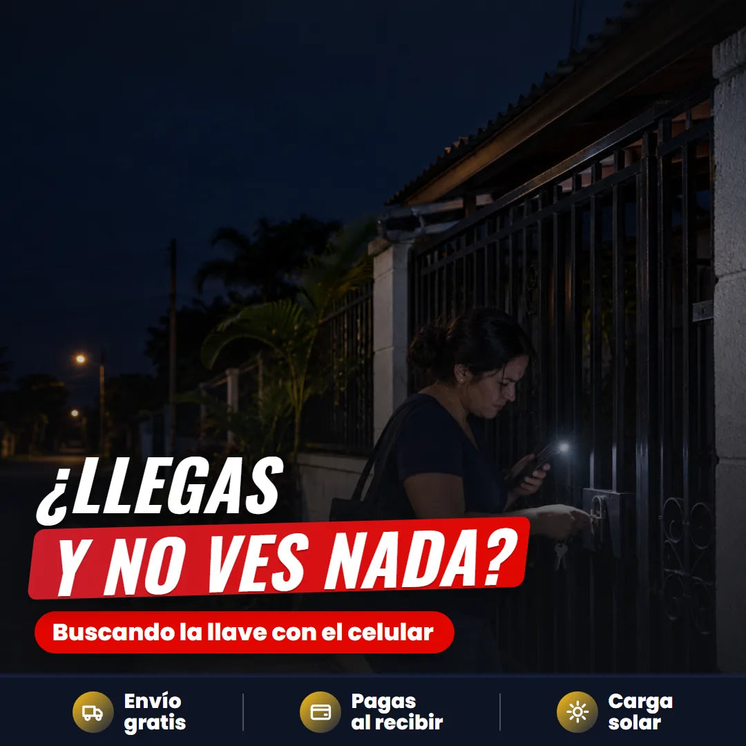 Mujer frente al portón oscuro buscando la llave con la linterna del celular
