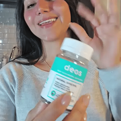 Mujer mostrando el frasco de DEOS